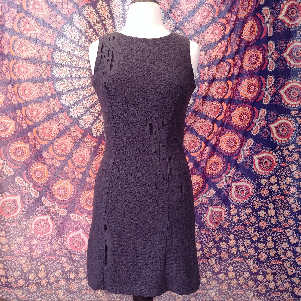Yest sleveless dress with peep hole design